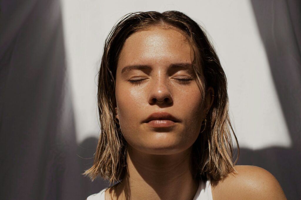 fleur-kaan-w4Dj3MshHQ0-unsplash - 🌸 Changement de Saison : Comment Prendre Soin de sa Peau Fragilisée au Printemps ?